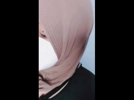 Эта хиджабская девушка мастурбирует в своей комнате только 