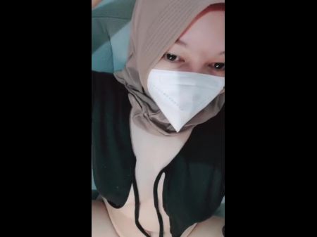 Esta chica hijab se masturba solo en su habitación 