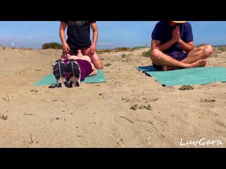 El instructor de yoga se cum dentro del coño de Hotwifes al aire libre mientras su esposo mira atrapado por extraños 