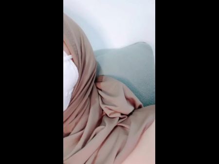 Girls Hijab Semok Nyobain Masturbación anal 