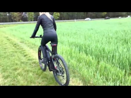 El paseo en bicicleta más caliente jamás enojado y follado duro en el culo. . . 