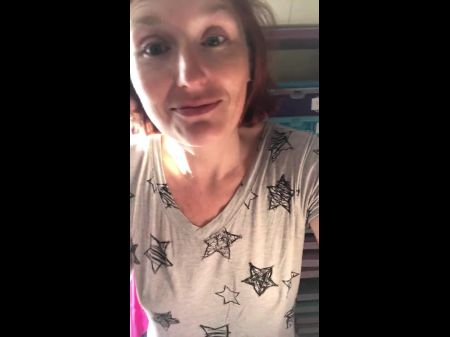 Quiroso Y Sexy Divertido Hippy Madrastra Juega Con Sus Tetas Y Vientre Mientras Hace Ejercicio En Una Bicicleta Estática 