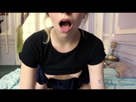 Student in Uniform bittet um Creampie und erreicht einen starken Orgasmus 