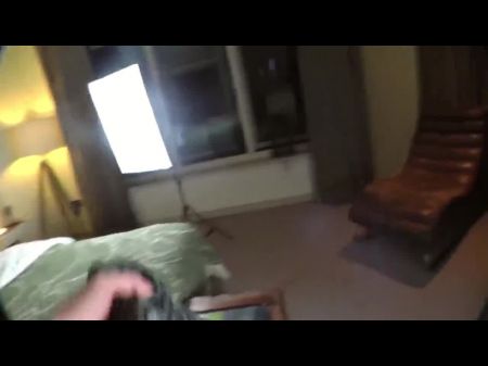 Tinder夫妇找到了一个令人讨厌的女孩的热门三人