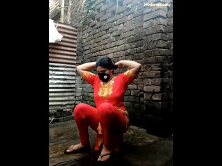 我姐姐做她的洗澡视频。美丽的孟加拉女孩大胸部成熟的淋浴，全裸
