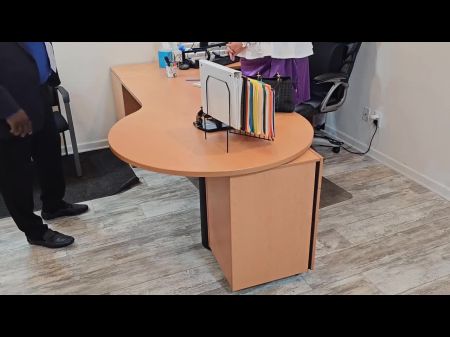 Chef erwischte Sekretärin, die an ihrem Schreibtisch masturbierten und sie feuerte 4K Porno 