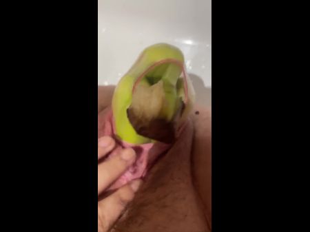 Fette haarige Muschi wird mit Bananen gefickt 