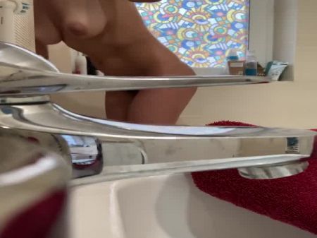 Espiando A Una Chica En Forma Cuando Tiene Un Gran Orgasmo En La Ducha 