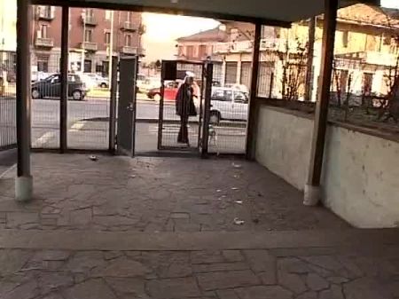 Heiße italienische Frau wird von zwei Männern im Schlafzimmer gefickt 