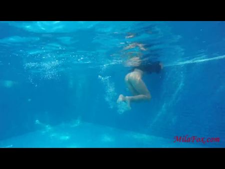 Dos chicas folladas justo debajo del agua en la piscina 
