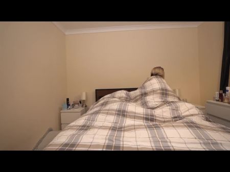 Big Butt Stepmom compartilha a cama com Stepson durante a noite fria 