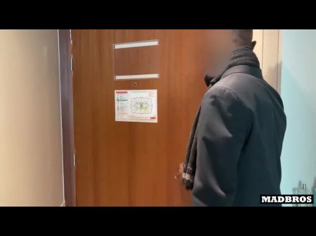 乌克兰清洁女士偷偷偷窃，在厕所里猛烈撞击