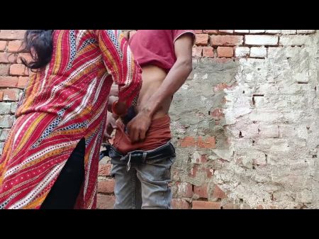 اتصلت الفتاة الساخنة في قرية ديسي الهندية صديقها ومارس الجنس معها في العراء خلف المنزل. 