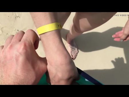 Sexo rápido en la playa con una perra doggystyle0