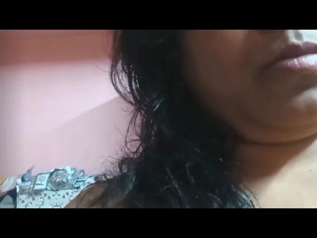 Tami Ponnu Boobs que se muestran en el baño para hermanastas de belleza natural Sexy Lips Telugu Fuckers 