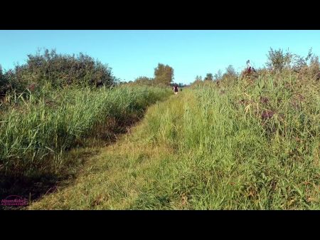 Uma excelente punheta e muita gozada em seus seios em um banco no meio de um parque público (CFNM) (amador) 