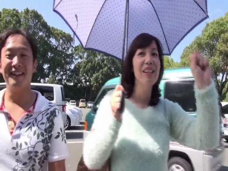 M607g07 Jiko, Una Mujer Madura Que Parece Av Por El Costo De Estudiar En El Extranjero, Tiene 40 Años 