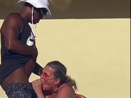 Madury Pawg Recibe Machos Junto A La Piscina 