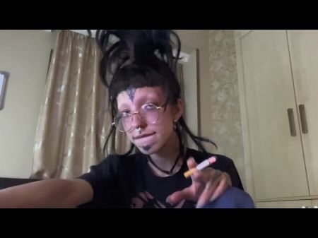 Hippie Chica Le Encanta Follar A Sí Misma En Todos Los Agujeros 