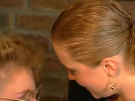 Dois filhotes alemães deslumbrantes compartilhando um pau carregado na mesa da cozinha 