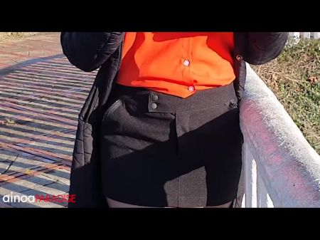 Ainoa: Caminando por el parque costero con botas y una minifalda 