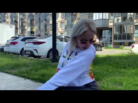 Blonde Schlampe Zeigt Ihren Leder -leggings In Der Öffentlichkeit 