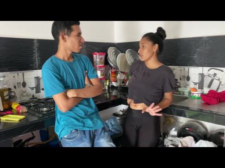 زوجة أخي يمارس الجنس مع كستي الصغيرة في المطبخ. 
