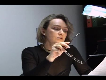 El secretario francés le gusta follar a su cliente 