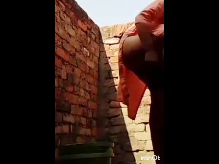 Hot Desi Adolescente sexy colegiala bañándose. Ella se está bañando mientras masajea sus senos vigorosamente. yo soy0