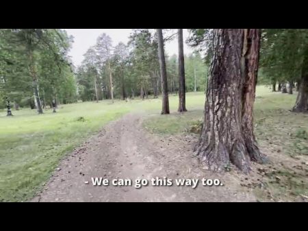 Hot Stranger perdió en el bosque, estoy follando su coño mientras no se da cuenta, fingiendo ayudar 