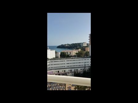 Das Hotel Nachbarn Beobachten, Während Ich Meine Frau Auf Dem Hotel Balkon In Mallorca 