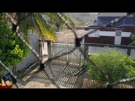 La esposa traviesa se burla de su esposo y lo llama su cornudo hasta que él se corre 