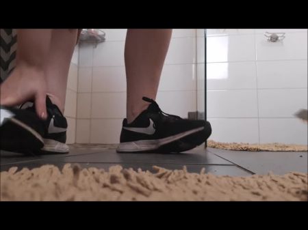 تبول في أحذية رياضية بلدي sallysecret piss pissing 