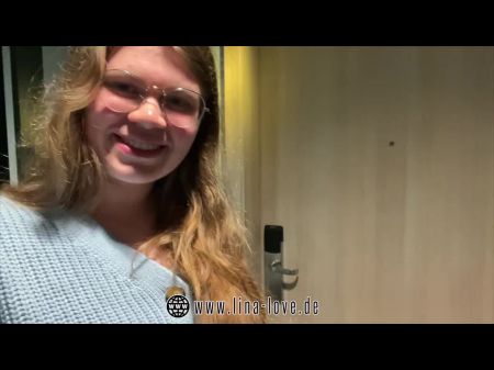 Benutzerbesprechung mit Chubby Lina. imprägniert von einem Fremden bei ihrem ersten Hotelbesuch0