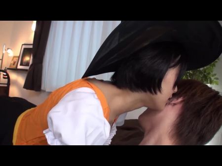 Porno asiático porno cachonda se masturba antes de montar un 