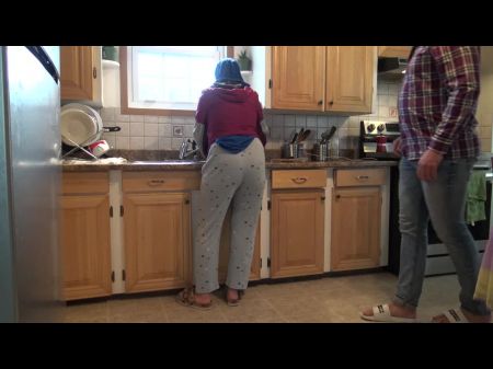 La Esposa Siria Deja Que La Hijastro Alemán De 18 Años La Fólle En La Cocina 