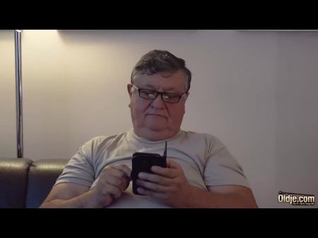 Young Blonde recibe Creampie del antiguo abuelo 