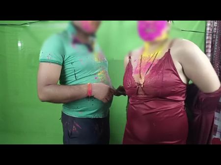 El día de Holi, Pooja Bhabhi llamó al cuñado de su vecino y tuvo una gran mierda después de aplicar Gulal. 