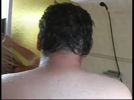 يونغ قرنية تامي جان يستمتع في حمام السباحة الحلو القصير 