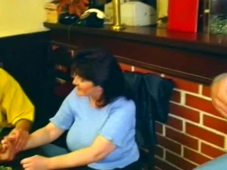 perra alemana madura tetona follada en un bar0