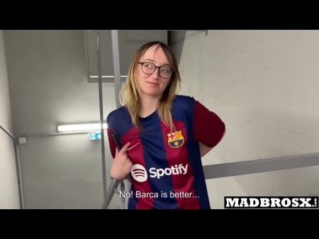 Un Partidario De Barcelona Follado Por Los Fanáticos Del Psg En Los Pasillos Del Estadio De Fútbol 