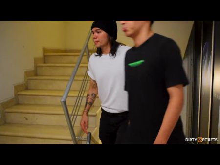 Immobilienmakler Fickt Einen Kunden Und Zeigt Ein Haus. 