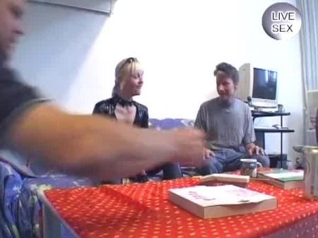 La rubia alemana de su caso, divirtiéndose con dos tipos cachondos 