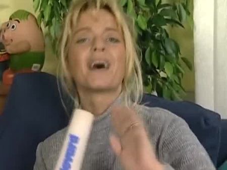 Heißes deutsches Baby, das ihre engen Löcher mit einem langen Dildo erfreut 