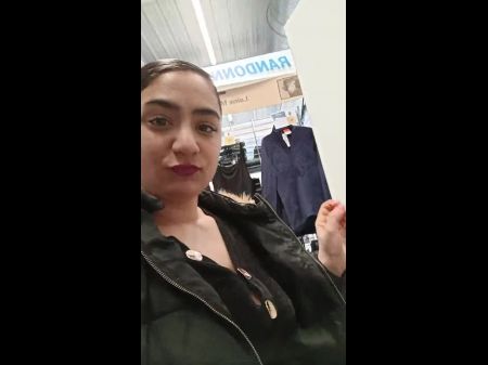 Heißes Mädchen im Public Store Wet Muschi Ficken mit sind riesige Dildo 