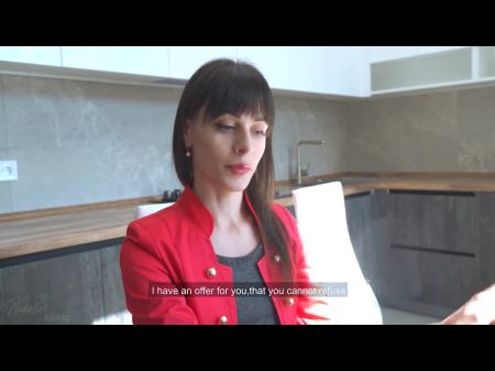 Милая риэлтор использует свою крошечную задницу, чтобы убедить клиента 