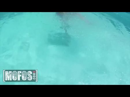 Rough Pool Muschi klopft für Innocent 