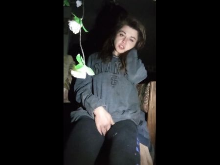 امرأة سمراء لطيفة في سن المراهقة فرك البظر لها 