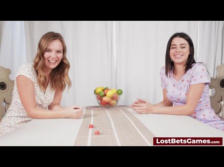 Después de ganar un juego de striptease, fue atada a la cama y la hicieron correrse 