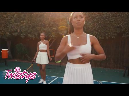 Y Olivia Jayy no puede mantenerse enfocada en su lección de tenis para que comiencen a tribus en su lugar 